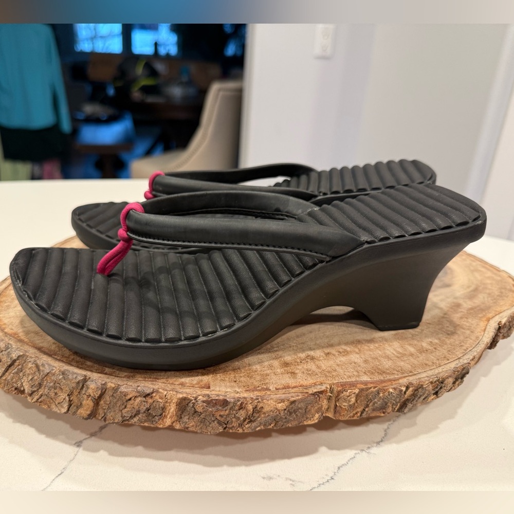 CROCS Womens Sandals SZ 9! Black w/fuchsia Ribbed sole